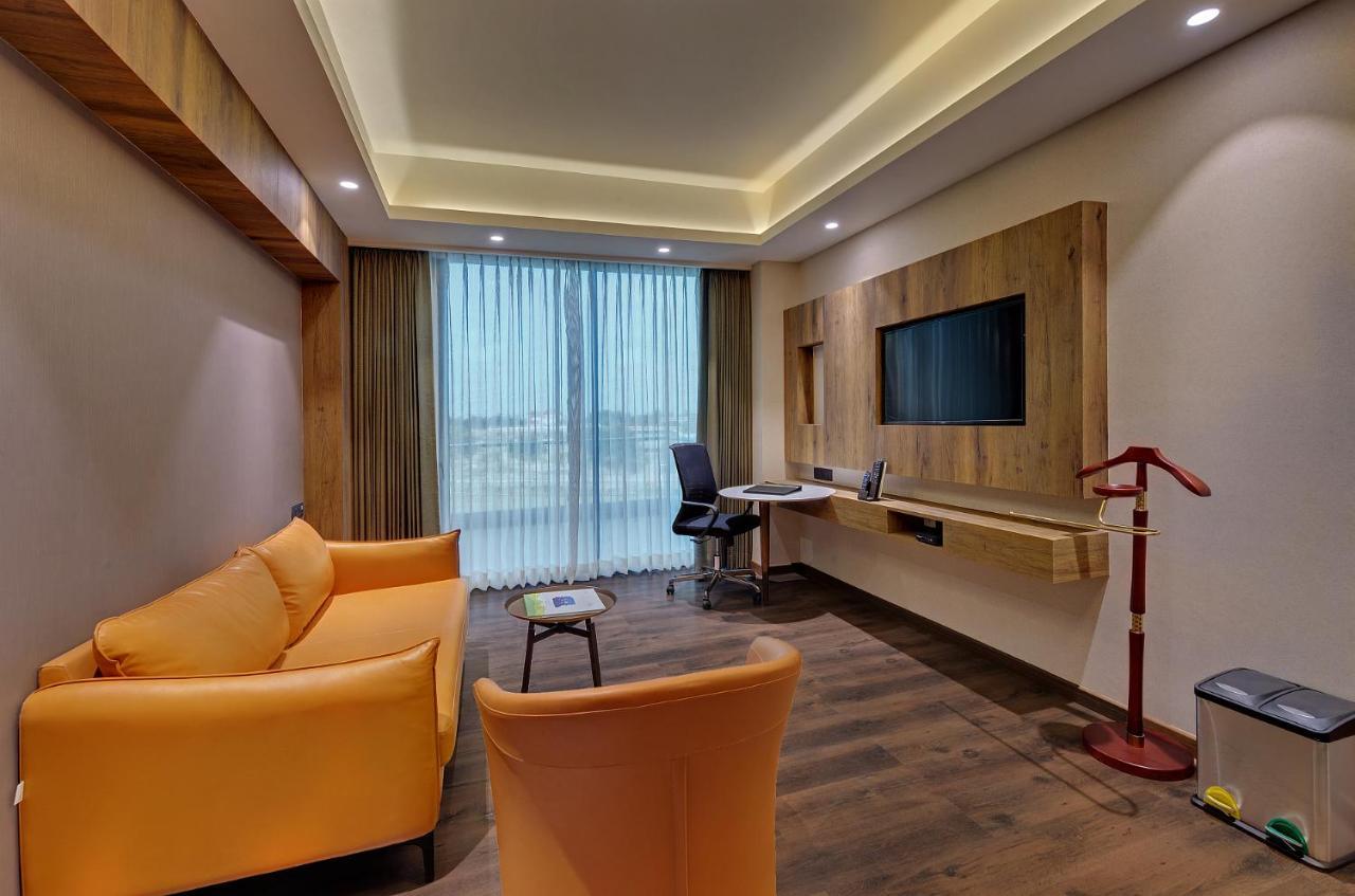 The Fern Royal Farm Resort, Anjar Ngoại thất bức ảnh